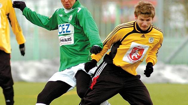 NEUSPĚLI. Hradečtí fotbalisté prohráli s Jabloncem 0:4. Na snímku se hostující Václav Pilař (ve žlutém) snaží uniknout Josefu Hamouzovi.