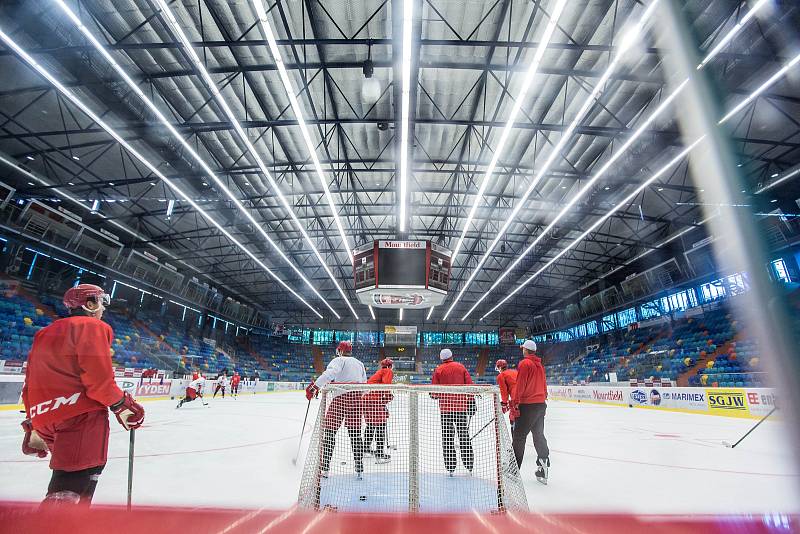 Hokejisté Hradce Králové při tréninku na ledě.