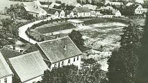 Na původním hřišti menších rozměrů se dlouho hrálo ve Smiřicích (foto z roku 1935).