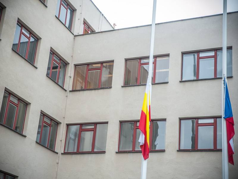 Vlajky na půl žerdi před Magistrátem města Hradec Králové.