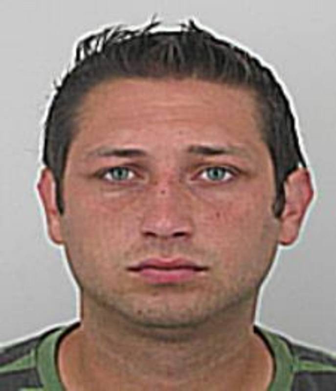 Patrik Plachetka (narozený 1986) hledaný od roku 2009. Soud ho odsoudil na čtyři roky za loupež, výkon trestu ale nenastoupil.