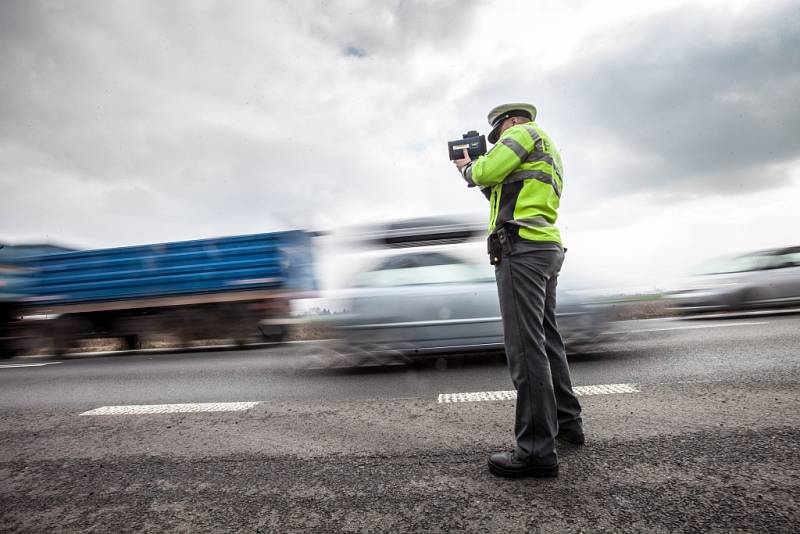 Puškový radar na měření rychlosti Policie ČR v Královéhradec­kém kraji.