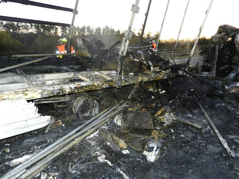 Tragická nehoda s následným požárem uzavřela hradeckou dálnici.