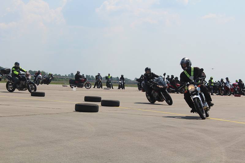 Téměř dvě stovky motorkářek a motorkářů se v sobotu zúčastnily celorepublikové preventivní kampaně Začněme spolu aneb Kolama dolů.