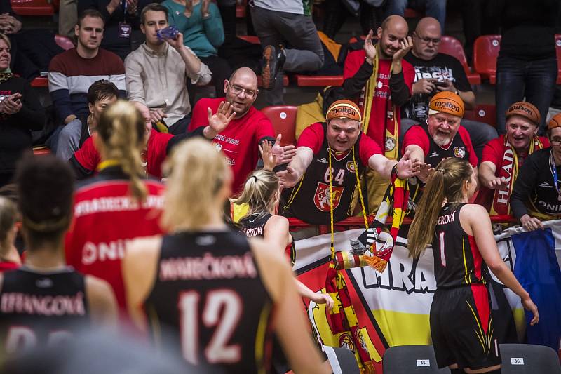 Stříbro hradeckých basketbalistek. Lvice prvenství neobhájily.