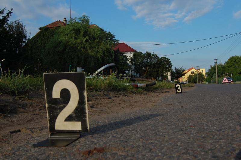 Praskačka: cyklista sražený osobním automobilem