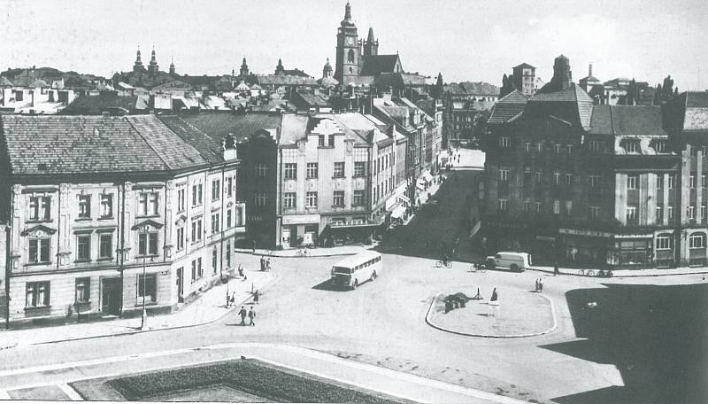 ŠKODA 706 na náměstí Velké říjnové revoluce (dnešní Masarykovo náměstí). Dobová fotografie byla zachycena koncem 50. let.