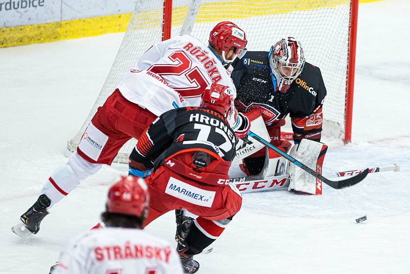 Hokejová extraliga: Mountfield HK - HC Oceláři Třinec.