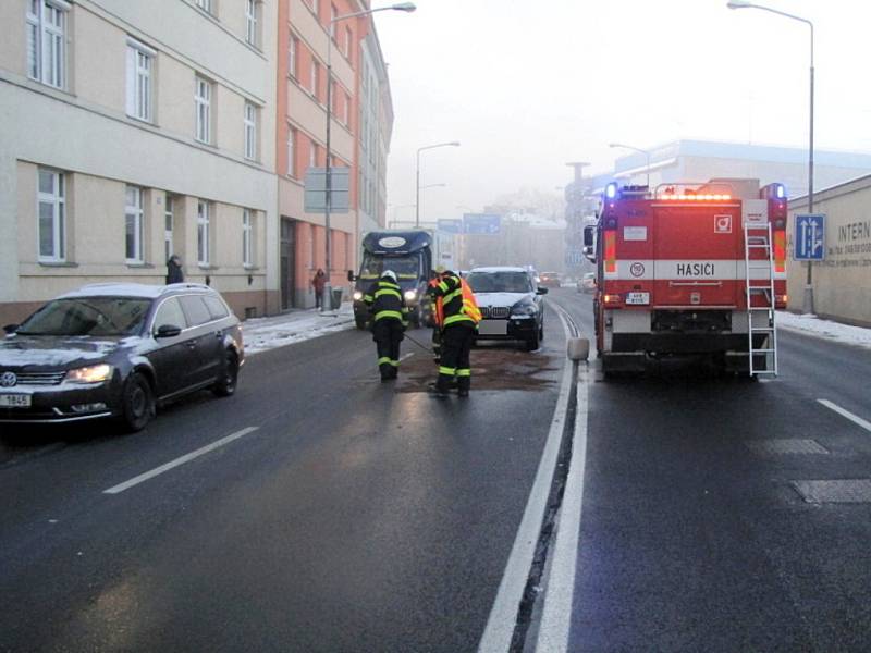 Řešení technické závady na osobním automobilu BMW v Resslově ulici v Hradci Králové.