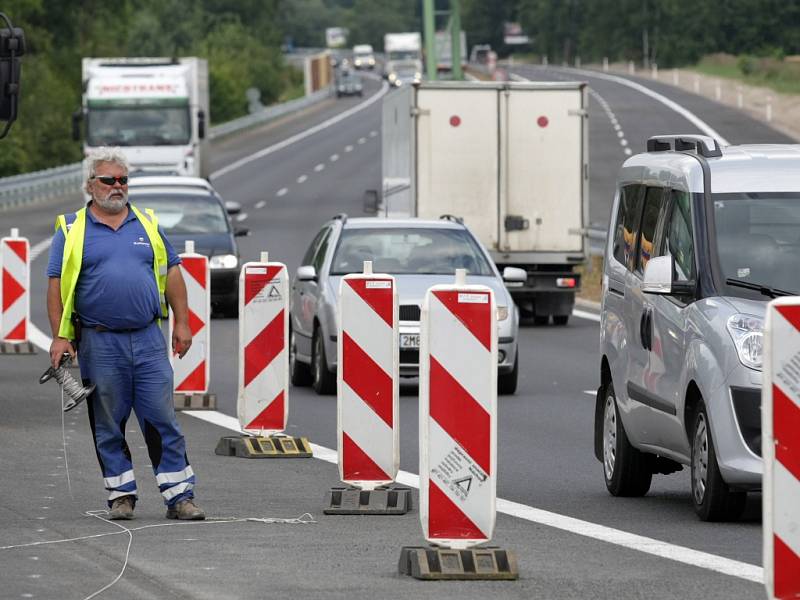 Silniční čtyřpruh mezi Hradcem Králové a Pardubicemi.