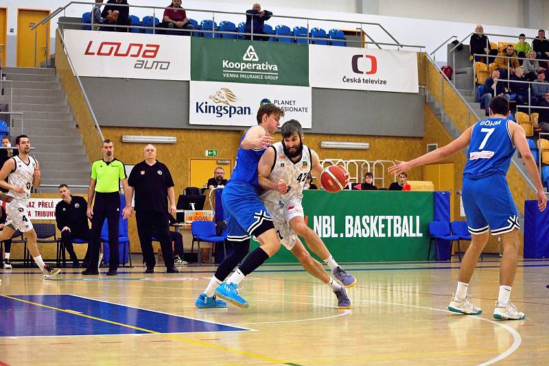 Český pohár: Královští sokoli Hradec Králové (v bílém) - USK Praha 95:80