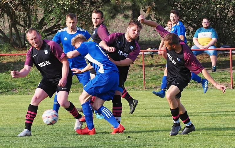 ŠLÁGR PŘEBORU. Fotbalisté Dohalic (v modrém) si dojeli pro cenné tři body do Prasku, kde po boji zvítězili 4:2. Foto: Lubomír Douděra