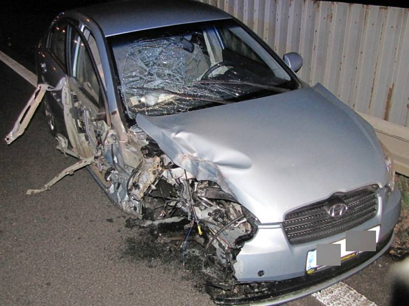 Havárie osobního automobilu Hyundai Accent na světelné křižovatce ulic Rašínova třída a Veverkova v Hradci Králové.