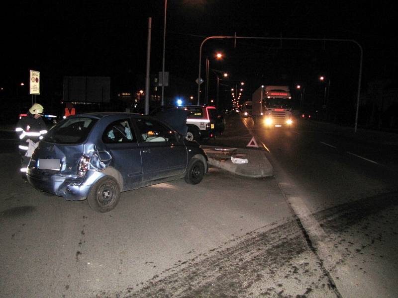 Dopravní nehoda osobního automobilu a kamionu v Brněnské ulici v Hradci Králové.