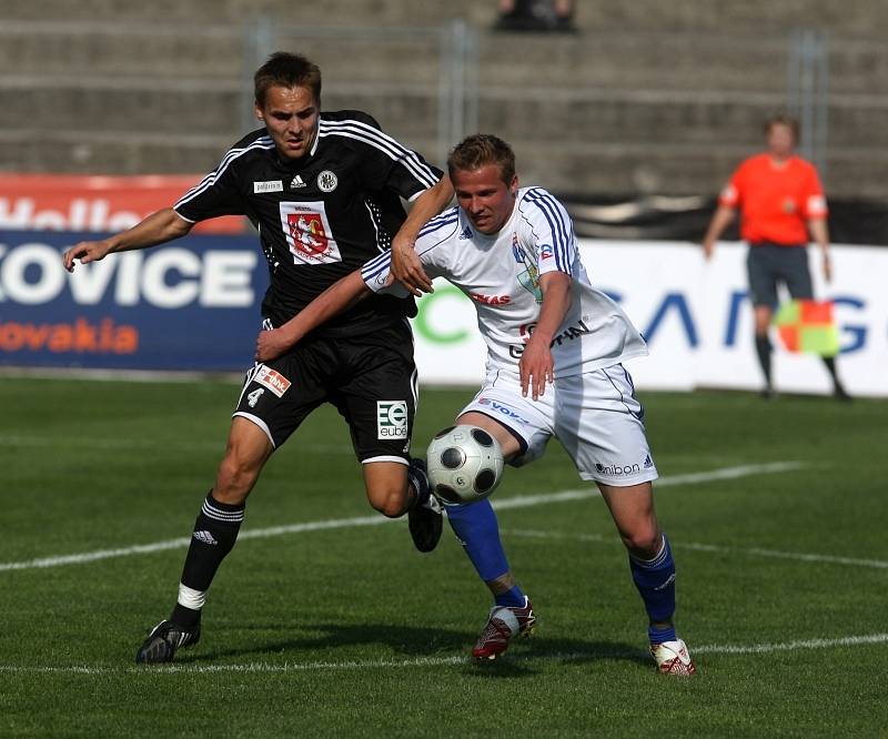 Fotbal, 2. liga: Vítkovice - FC Hradec (v černém)