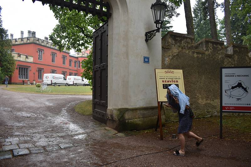 Filmařům při natáčení vánoční pohádky Krakonošovo tajemství posloužily jako kulisy zámky Hrádek u Nechanic a Doudleby nad Orlicí