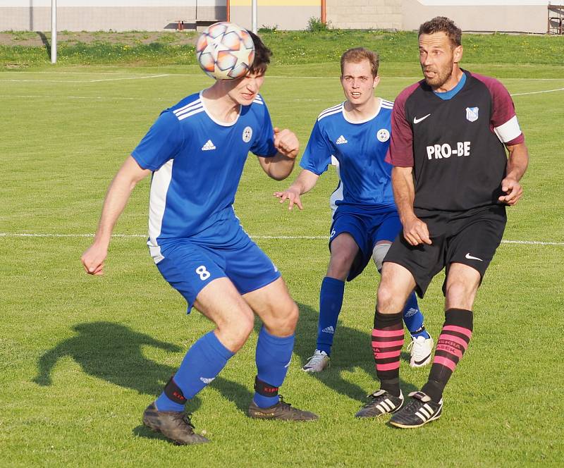 ŠLÁGR PŘEBORU. Fotbalisté Dohalic (v modrém) si dojeli pro cenné tři body do Prasku, kde po boji zvítězili 4:2. Foto: Lubomír Douděra