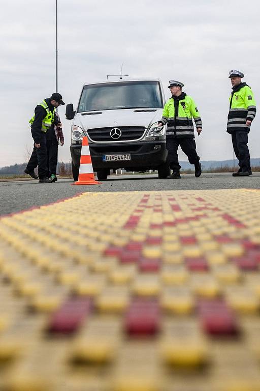 Celníci a policisté při kontrolách vozidel na dálnici D11.