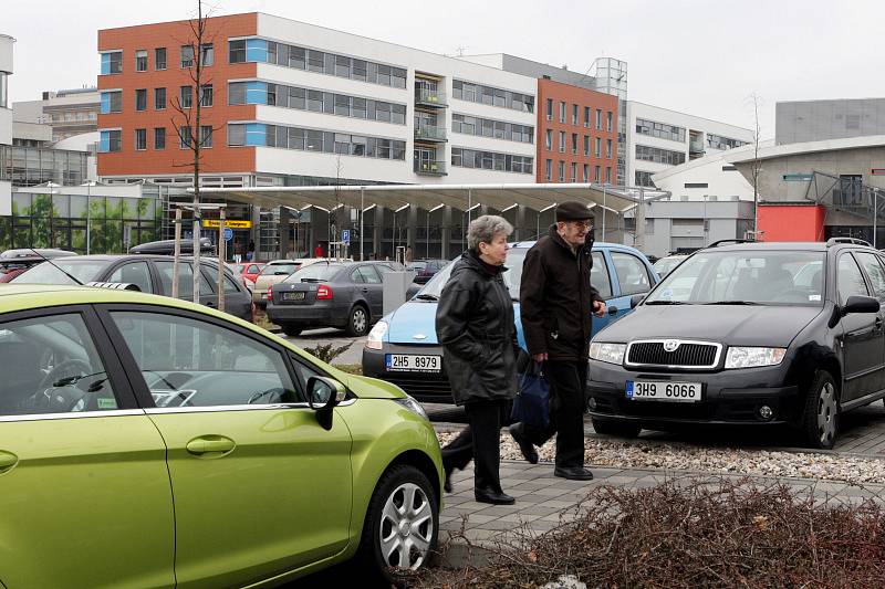 Zaparkovat v areálu Fakultní nemocnice vHradci Králové by snad už ve druhé polovině tohoto roku nemusel být takový problém. Nemocnice plánuje výstavbu 150 nových parkovacích míst.