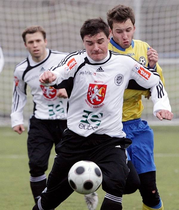 Přípravný duel FC Hradec (černobílé dresy) - Varnsdorf.