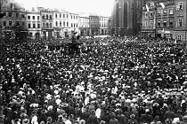 Pětatřicet tisíc lidí se 29. října roku 1918 sešlo na hradeckém Velkém náměstí. Ti se ještě den předtím probouzeli jako poddaní císaře Karla I., ale usínali s pocitem nově nabyté svobody pod křídly vznikajícího Československa.