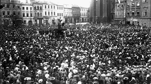 Pětatřicet tisíc lidí se 29. října roku 1918 sešlo na hradeckém Velkém náměstí. Ti se ještě den předtím probouzeli jako poddaní císaře Karla I., ale usínali s pocitem nově nabyté svobody pod křídly vznikajícího Československa.