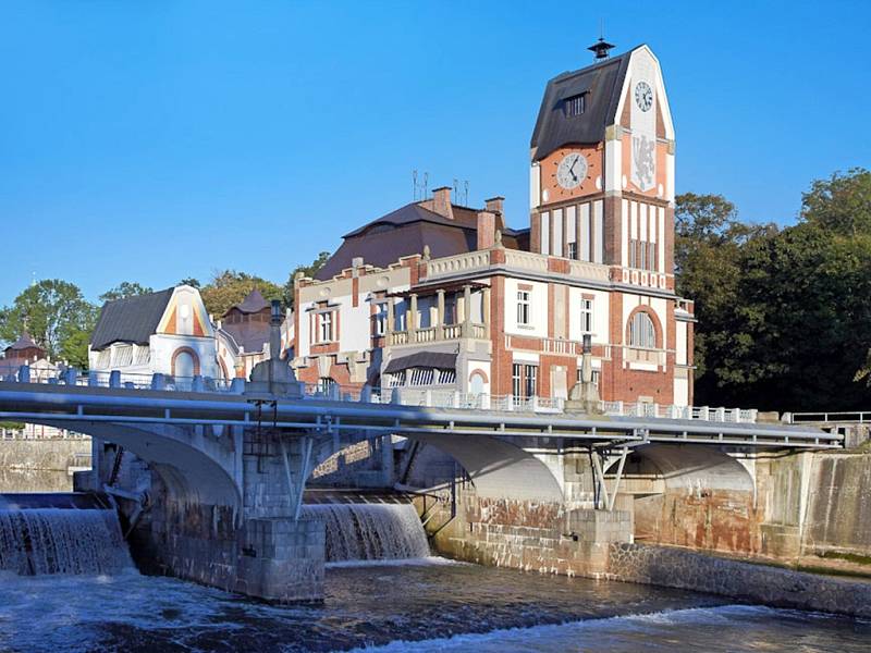 Malá vodní elektrárna Hučák v Hradci Králové.