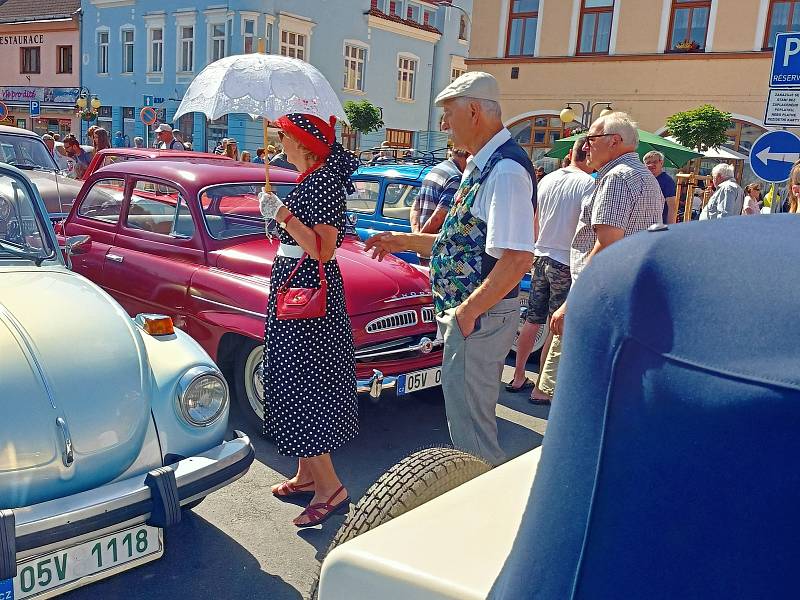 Veterán rallye uspořádal místní Klub přátel historických vozidel po 26. a krásnými samohyby se kochaly stovky lidí.