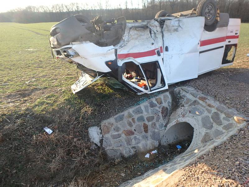 V Králíkách u Nového Bydžova zasahovali hasiči po srážce osobního auta a dodávky, která skončila na střeše mimo silnici. Při nehodě se zranili čtyři lidé, o které se postarala zdravotnická záchranná služba.