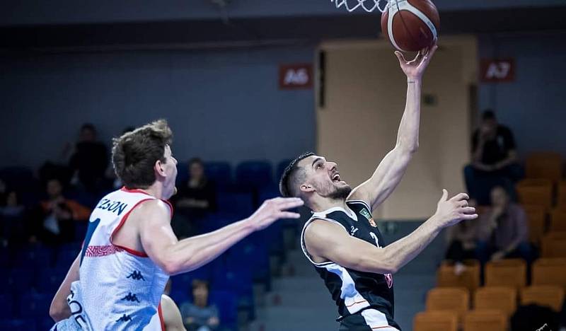 Hradečtí basketbalisté (v černém) naposledy padli v Brně. Dají na to v sobotu zapomenout?