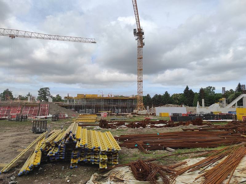 Pojďte se s námi podívat na stavbu nového sportovního svatostánku v Hradci Králové. Stavba multifunkční arény pro 9 300 diváků roste jako z vody. Hotovo má být v létě příštího roku.