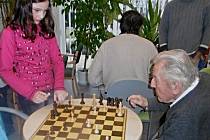 Zdravotně postižení hráli se zdravými šachy.