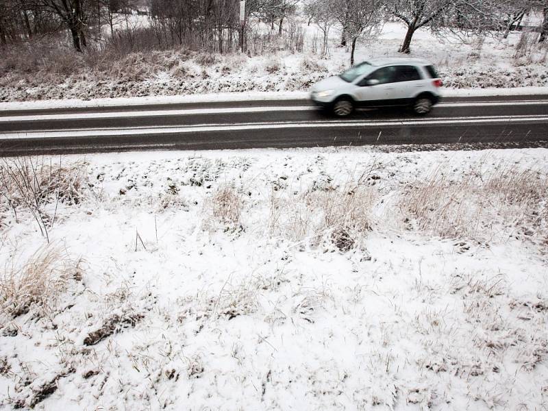 Sníh na silnicích a komplikace v dopravě na Královéhradecku.