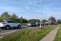 Kolona vozidel u dopravní nehody na výpadovce z Hradce Králové na Třebechovice pod Orebem.