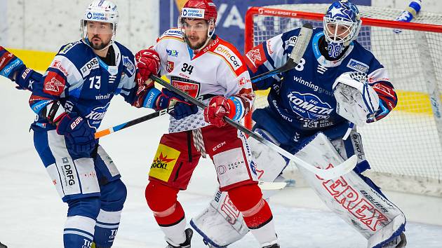 Hokejisté brněnské Komety (v modrém) prohráli v Hradci Králové 0:1.