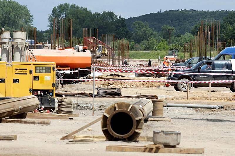 Státní manažeři a představitelé stavebních firem 24. června 2010 slavnostně zahájili stavbu čtyřproudé přeložky "Hradubické" státovky u Opatovic nad Labem.