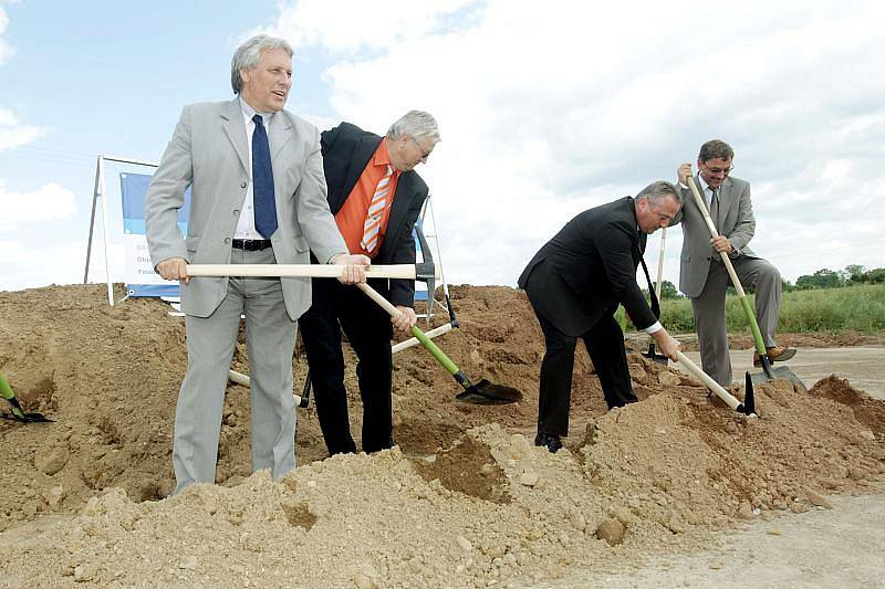 Státní manažeři a představitelé stavebních firem 24. června 2010 slavnostně zahájili stavbu čtyřproudé přeložky "Hradubické" státovky u Opatovic nad Labem.