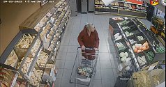 Žena, kterou policie podezřívá z krádeže tašky s peněženkou.