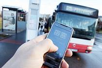 Cestující zaplatí jízdu dopravními prostředky hradecké MHD také formou SMS z mobilního telefonu.