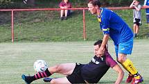 ŠLÁGR OKRESNÍHO PŘEBORU. Fotbalisté Prasku (v tmavém)  v souboji o čelo tabulky porazili Roudnici B 1:0.