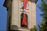 Konec války a strhávání nacistických vlajek z věže kostela.