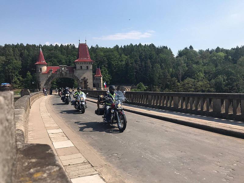 Téměř dvě stovky motorkářek a motorkářů se v sobotu zúčastnily celorepublikové preventivní kampaně Začněme spolu aneb Kolama dolů.