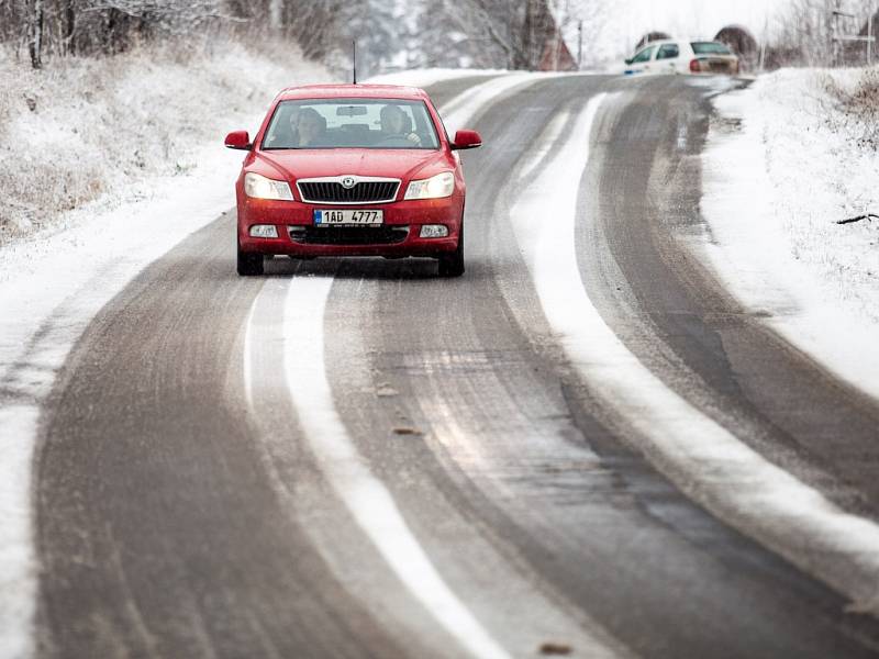 Sníh na silnicích a komplikace v dopravě, Ilustrační foto. 
