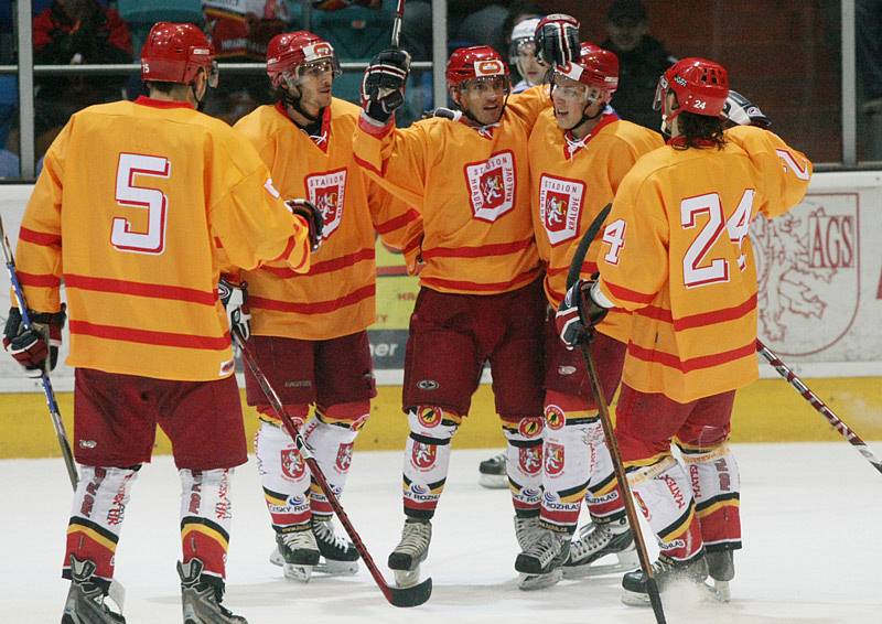 Snímek z utkání Hradec Králové (oranžové dresy) - Kometa Brno (21. ledna 2009)