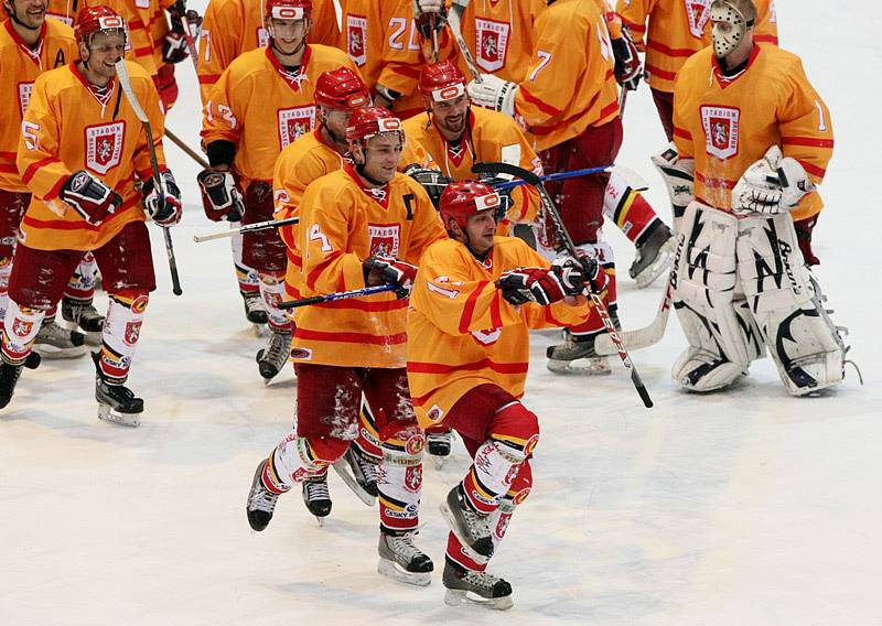 Snímek z utkání Hradec Králové (oranžové dresy) - Kometa Brno (21. ledna 2009)
