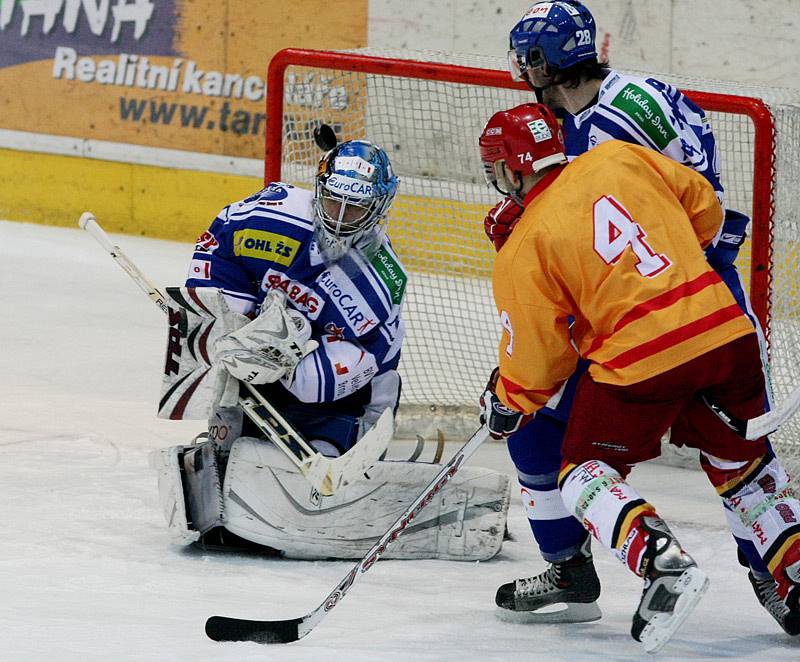 Snímek z utkání Hradec Králové (oranžové dresy) - Kometa Brno (21. ledna 2009)