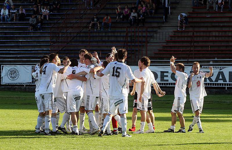 Oslavy postupu FC Hradec do 1. ligy po utkání s Duklou Praha (neděle 23. května 2010).