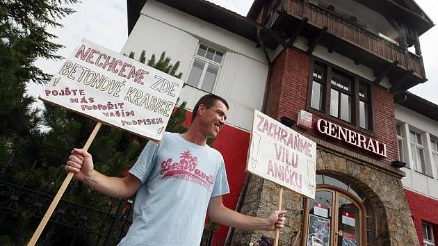 Protest před vilou Aničkou proti jejímu zbourání v pátek 3. července 2009.