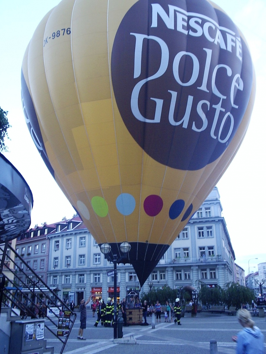 Piloti 'zaparkovali' dva balony do centra města. Přestalo foukat - Hradecký  deník