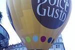Nouzové přistání horkovzdušného balonu v centru Hradce Králové.